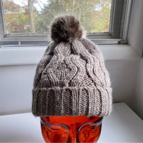 ❄️ H&M GREY WOOL BLEND FAUX FUR POM POM CABLE KNIT WINTER HAT! - Picture 4 of 15